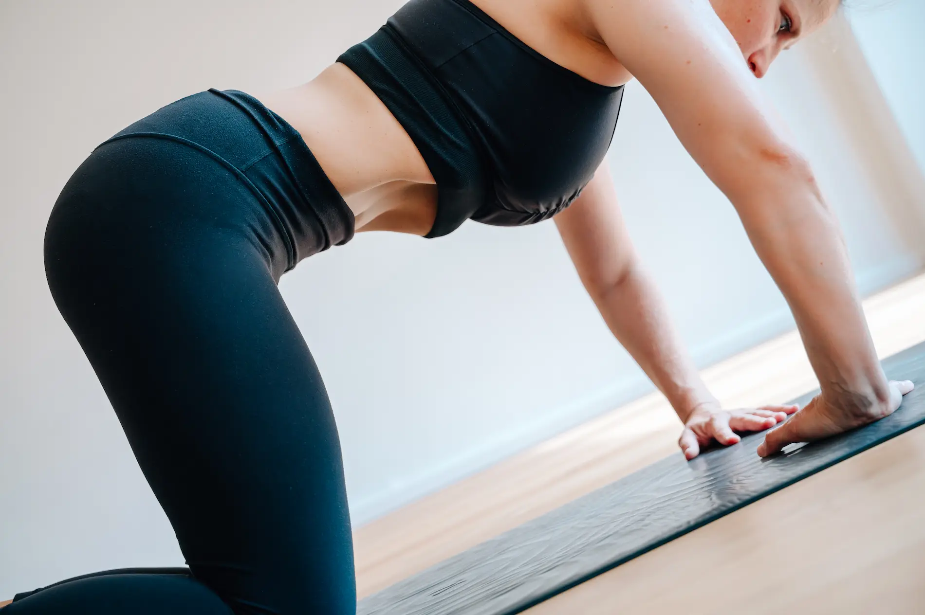 Vierfüßlerstand mit eingezogenem Bauch und seitlich ausgestreckten Armen